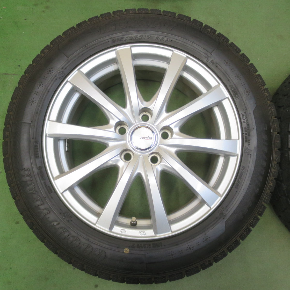 超バリ溝！22年！キレイ！ほぼ10分★スタッドレス 215/60R17 グッドイヤー アイスナビ7 ravrion RS01 ラブリオン 17インチ PCD114.3/5H★6041605イス