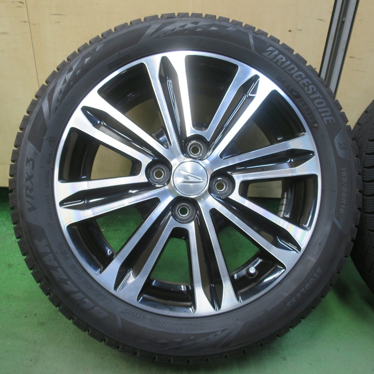 バリ溝！キレイ！8.5分★ダイハツ タント カスタム 純正 165/55R15 スタッドレス ブリヂストン ブリザック VRX3 15インチ PCD100/4H★6040906イス