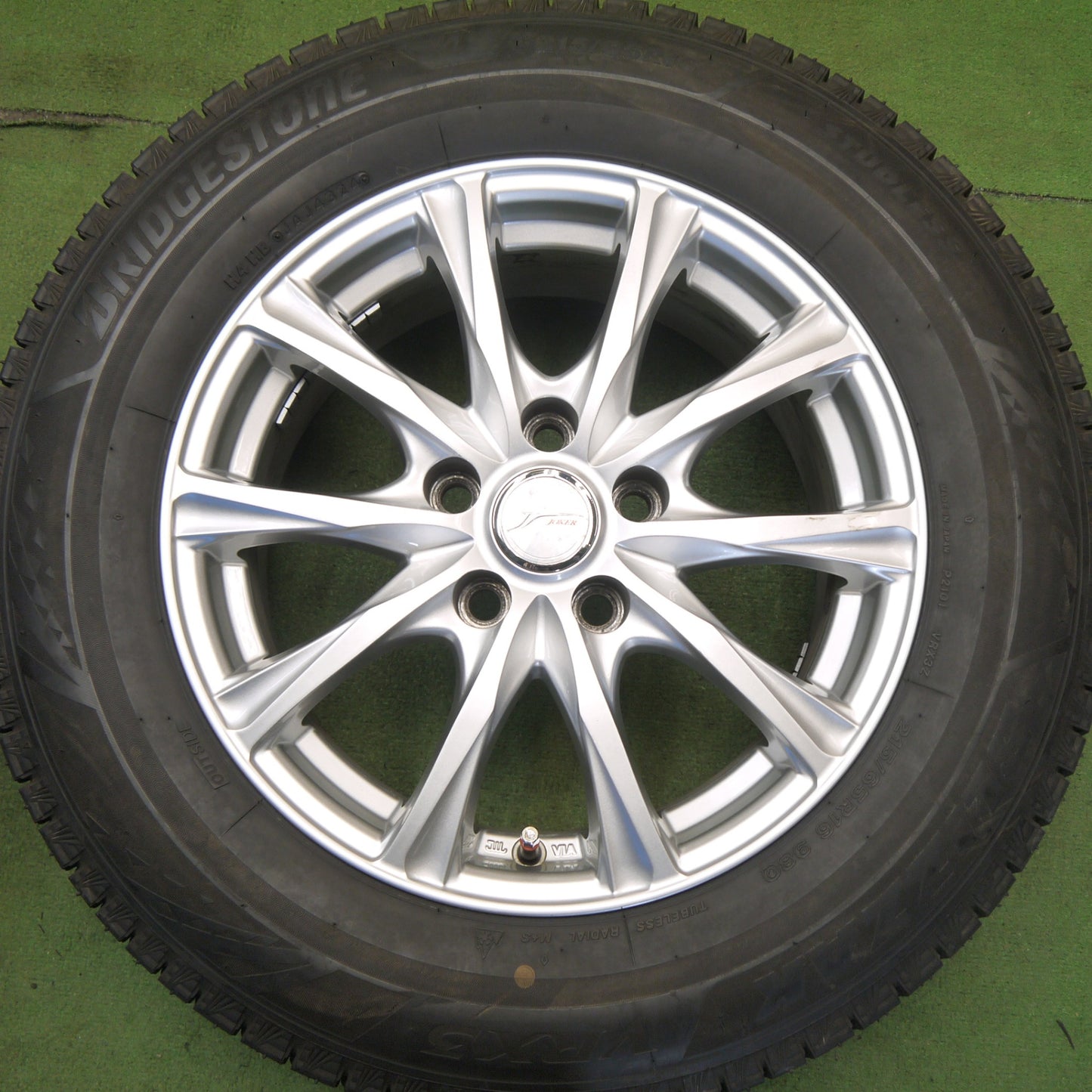 バリ溝！24年！キレイ！9.5分以上◎スタッドレス 215/65R16 ブリヂストン ブリザック VRX3 JOKER ジョーカー 16インチ PCD114.3/5H◎6070102Hス