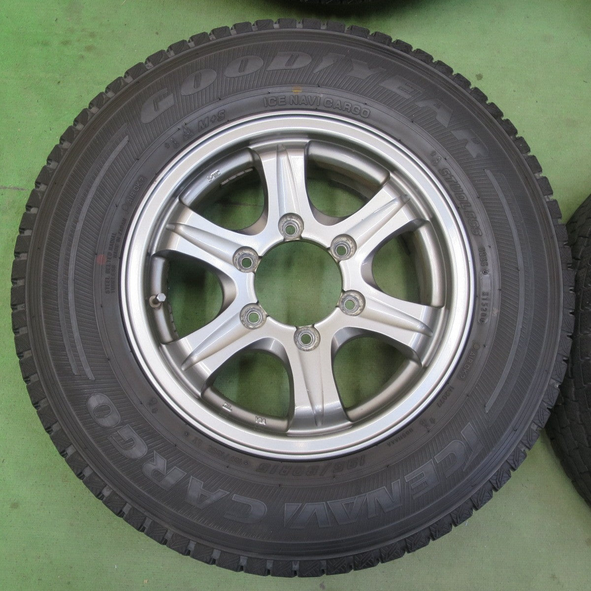 バリ溝！9分★KEELER FIELD 195/80R15 107/105L スタッドレス グッドイヤー アイスナビ CARGO キーラー フィールド 15インチ PCD139.7/6H★6042710イス
