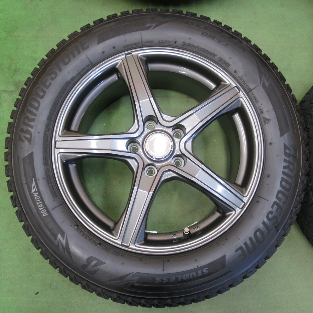 バリ溝！22年！キレイ！9分★スタッドレス 225/60R17 ブリヂストン ブリザック DM-V3 TOPRUN トップラン 17インチ PCD114.3/5H★5110711イス