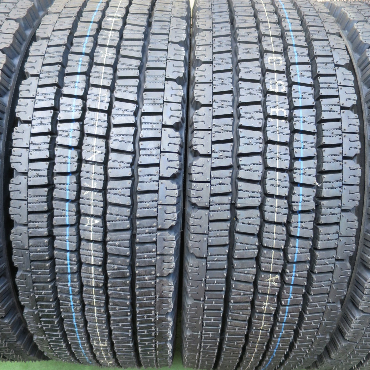 [送料無料] 未使用！24年★トラック タイヤ 245/70R19.5 136/134J スタッドレス ダンロップ デクテス SP081 DECTES 19.5インチ★5012701イスタ