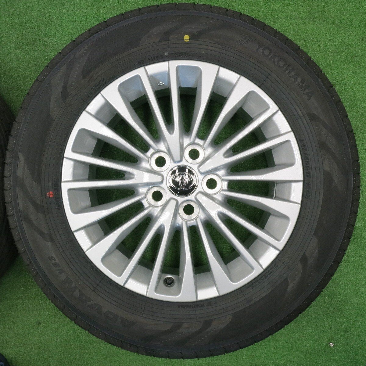 新車外し！24年★トヨタ 40系 アルファード 純正 225/65R17 ヨコハマ アドバン V03 17インチ PCD120/5H★4112401NJノ