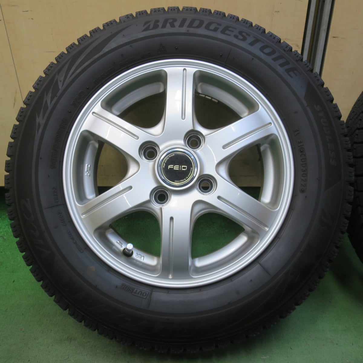 バリ溝！22年！8.5分◎スタッドレス 145/80R13 ブリヂストン ブリザック VRX2 FEID フェイド 13インチ PCD100/4H◎6092401イス