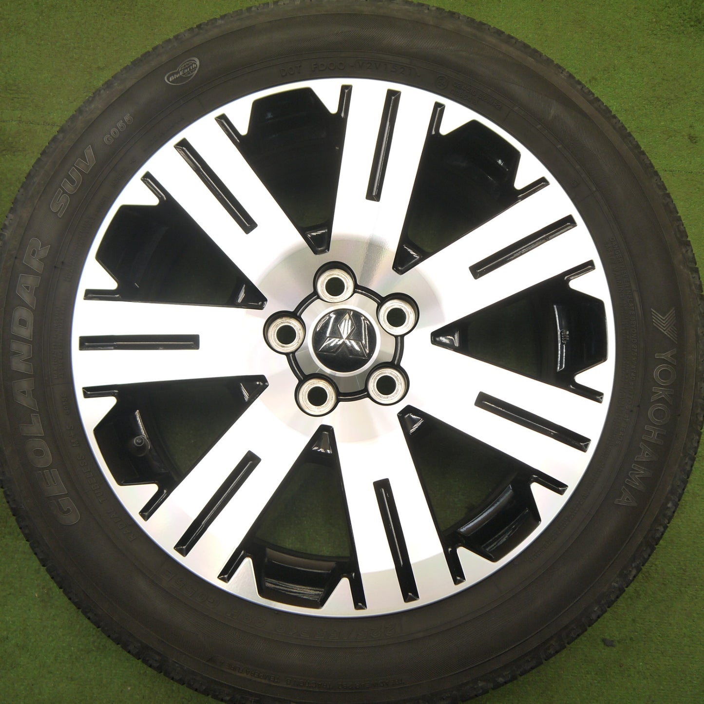 キレイ★三菱 デリカ D:5 純正 225/55R18 ヨコハマ ジオランダー SUV G055 G055E 18インチ D5 PCD114.3/5H★6031001Hノ