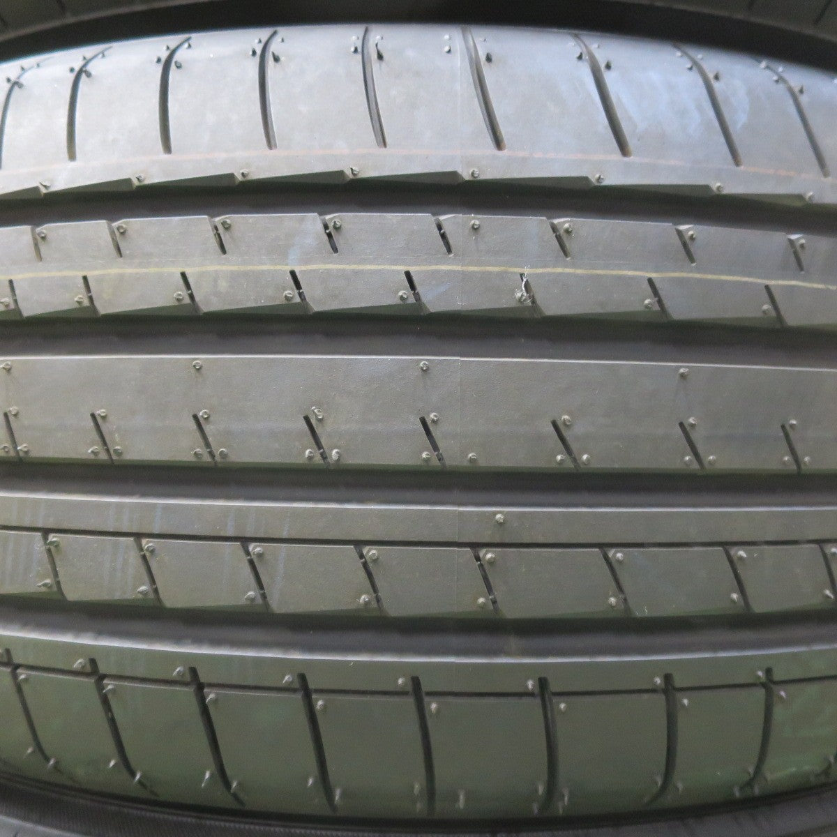 [送料無料] 新車外し！24年★225/55R18 ヨコハマ アドバン V61 タイヤ 18インチ エクストレイル フォレスター アウトランダー デリカ D:5 等★5031403イノタ