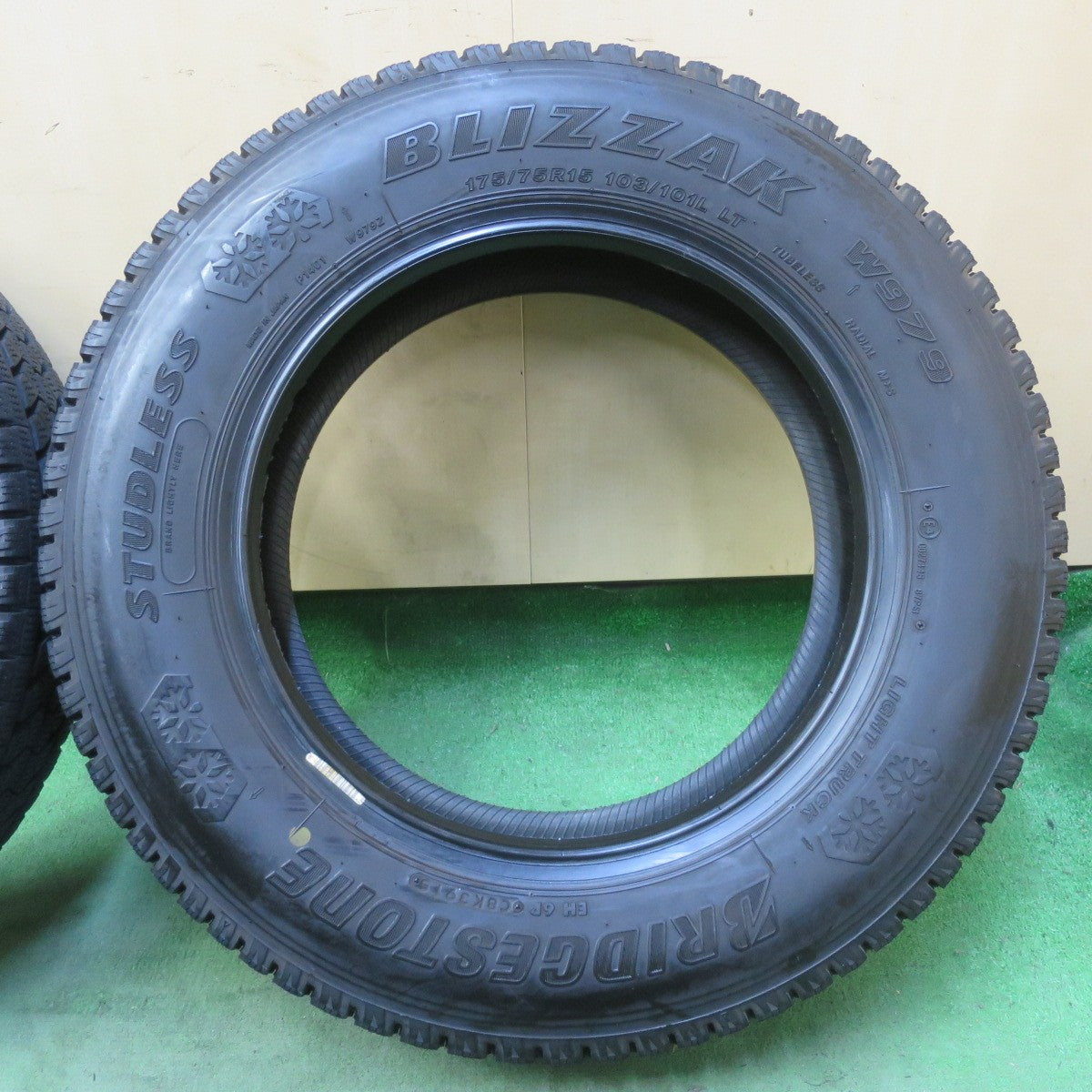 バリ溝！8.5分！6本★トラック タイヤ 175/75R15 103/101L スタッドレス ブリヂストン ブリザック W979 15インチ★6052511イスタ