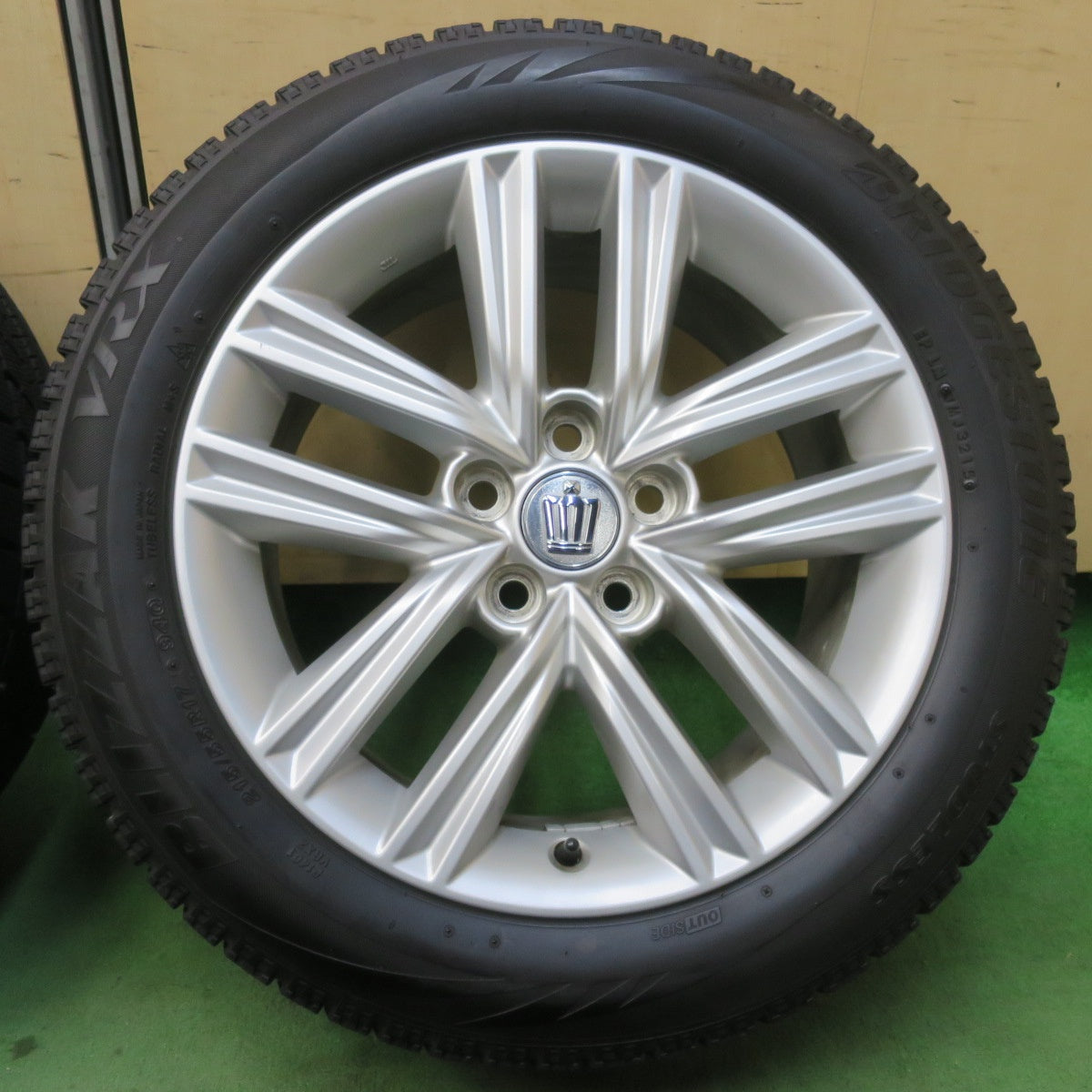 キレイ★トヨタ 210系 クラウン アスリート 純正 215/55R17 スタッドレス ブリヂストン ブリザック VRX 17インチ PCD114.3/5H★5122707イス