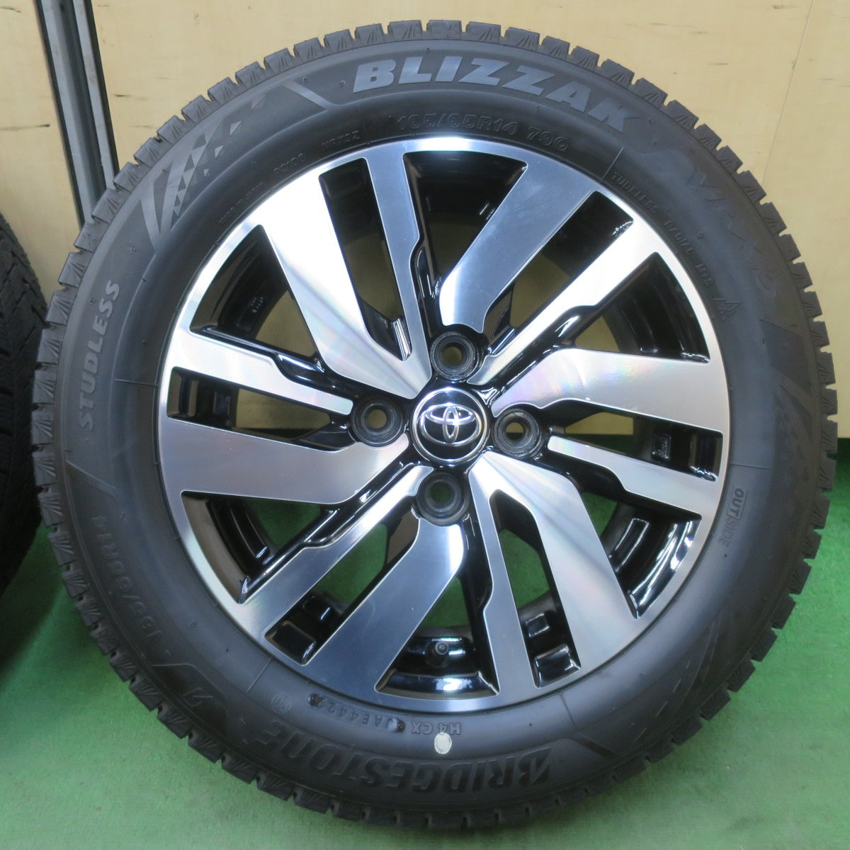 バリ溝！22年！キレイ！ほぼ10分★トヨタ タンク ルーミー 純正 165/65R14 スタッドレス ブリヂストン ブリザック VRX3 14インチ PCD100/4H★6012806イス