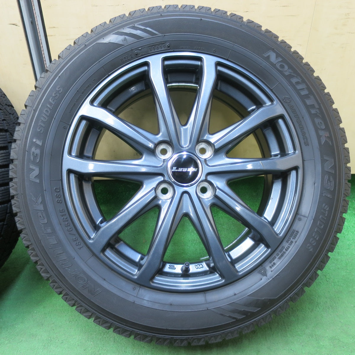 [送料無料] バリ溝！23年！9分★スタッドレス 185/65R15 トーヨー オブザーブ GIZ2 オートバックス ノーストレック N3i LEBEN レーベン 15インチ PCD100/4H★5031709イス