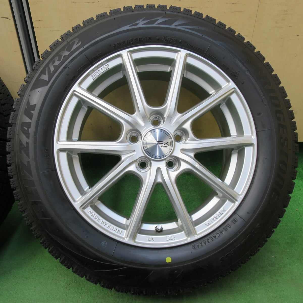 [送料無料] 超バリ溝！24年！キレイ！ほぼ10分★プリウス 等 185/65R15 スタッドレス ブリヂストン ブリザック VRX2 SEIN EK AME ENKEI エンケイ 15インチ PCD100/5H★5032104イス