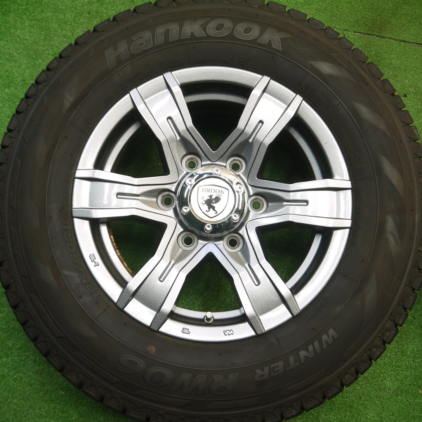 [送料無料] バリ溝！22年！キレイ！9.5分以上★スタッドレス ハイエース 等 195/80R15 107/105L ハンコック ウインター RW06 BROOK 15インチ PCD139.7/6H★4112503Hス