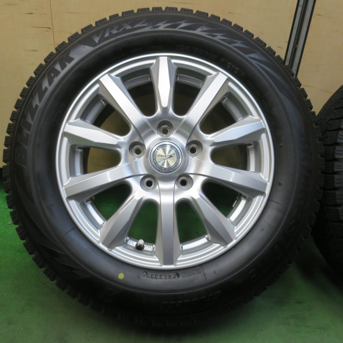 バリ溝！23年！キレイ！9.5分★スタッドレス 195/65R15 ブリヂストン ブリザック VRX2 JOKER ジョーカー 15インチ PCD114.3/5H★5102402イス