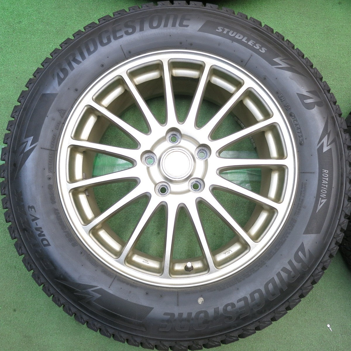 バリ溝！23年！9.5分以上◎スタッドレス 225/65R17 ブリヂストン ブリザック DM-V3 ECO FORME SE-12 エコフォルム 17インチ PCD114.3/5H◎6100402HAス