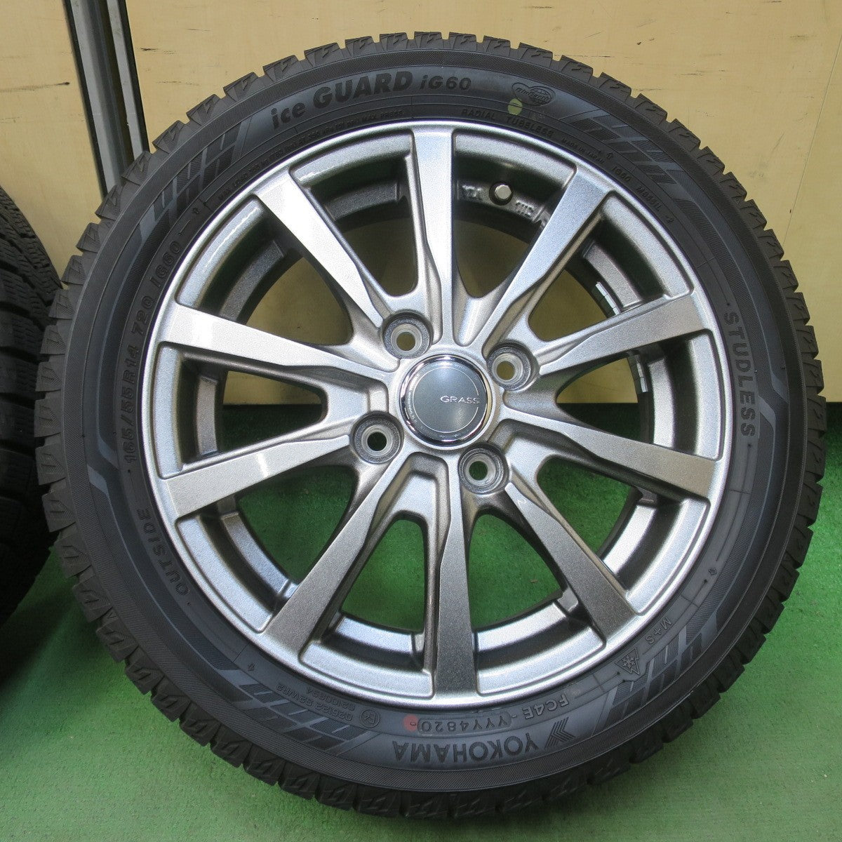 バリ溝！キレイ！9分★スタッドレス 165/55R14 ヨコハマ アイスガード iG60 GRASS グラス 14インチ 軽サイズ ライフ ゼスト 等 PCD100/4H★6040704イス