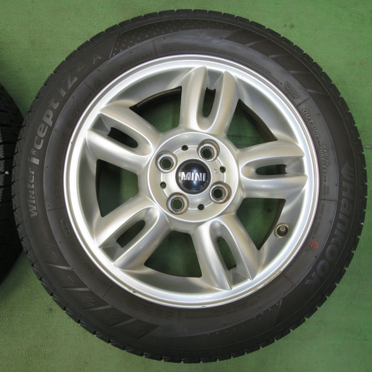 4本価格★MINI R56 ミニ クーパー 純正 175/65R15 スタッドレス ハンコック ウインター アイセプト IZ2A 15インチ PCD100/4H★5102408イス