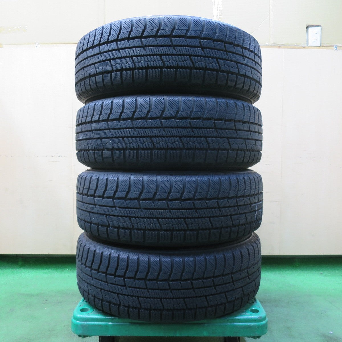 [送料無料] バリ溝！キレイ！9.5分★スタッドレス 205/60R16 トーヨー ウインター トランパス TX VELVA SPORT ヴェルヴァ 16インチ PCD114.3/5H★5033101イス