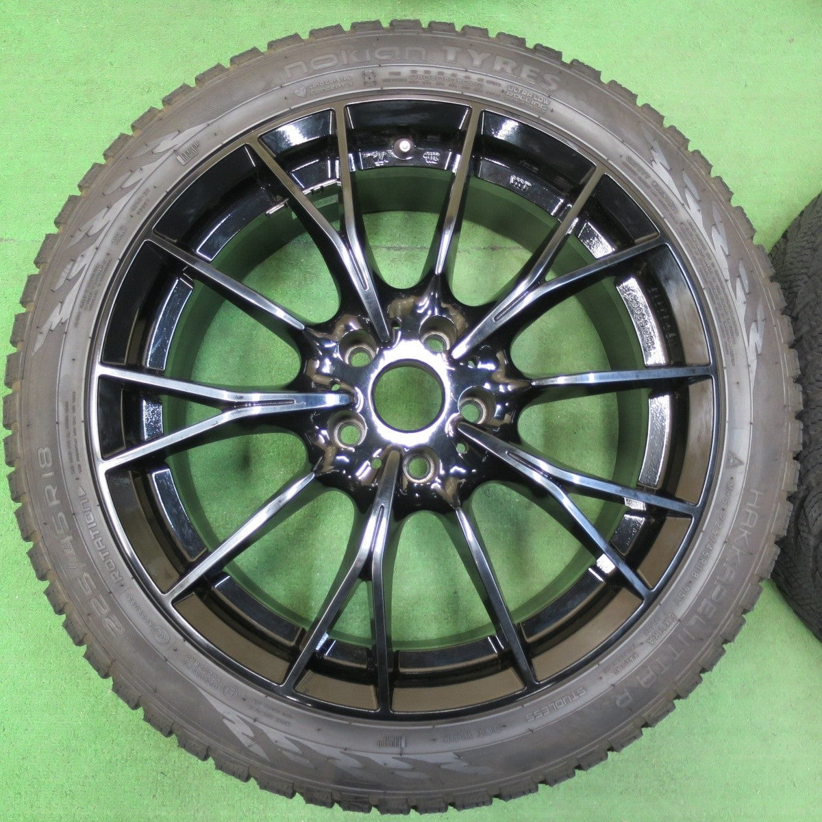 バリ溝！20年！9.5分★BMW 等 MAK FABRIK 225/45R18 スタッドレス ノキアンタイヤ ハッカペリッタ R3 ファブリック 18インチ PCD112/5H★4112914イス