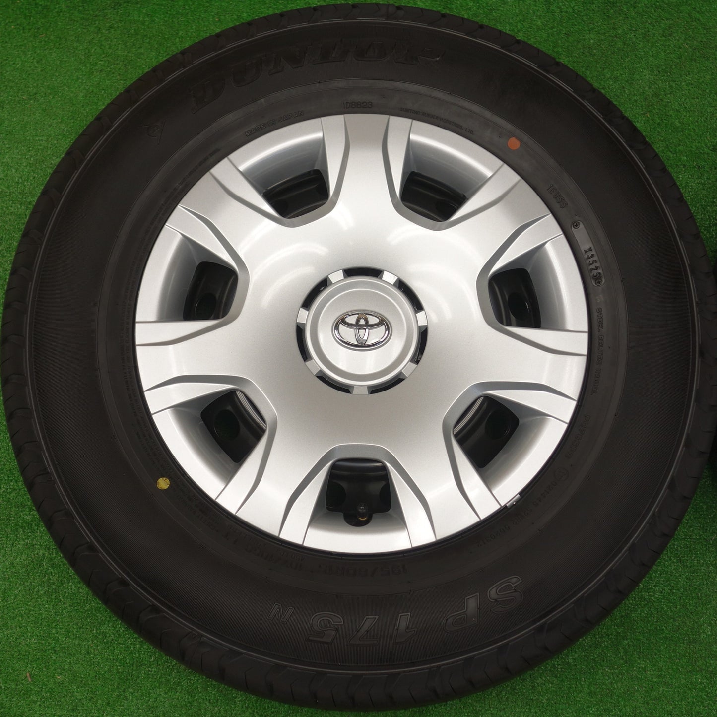 新車外し！25年★トヨタ 200系 ハイエース 純正 スチール 195/80R15 107/105S ダンロップ SP175N 15インチ PCD139.7/6H★5120701KTノ