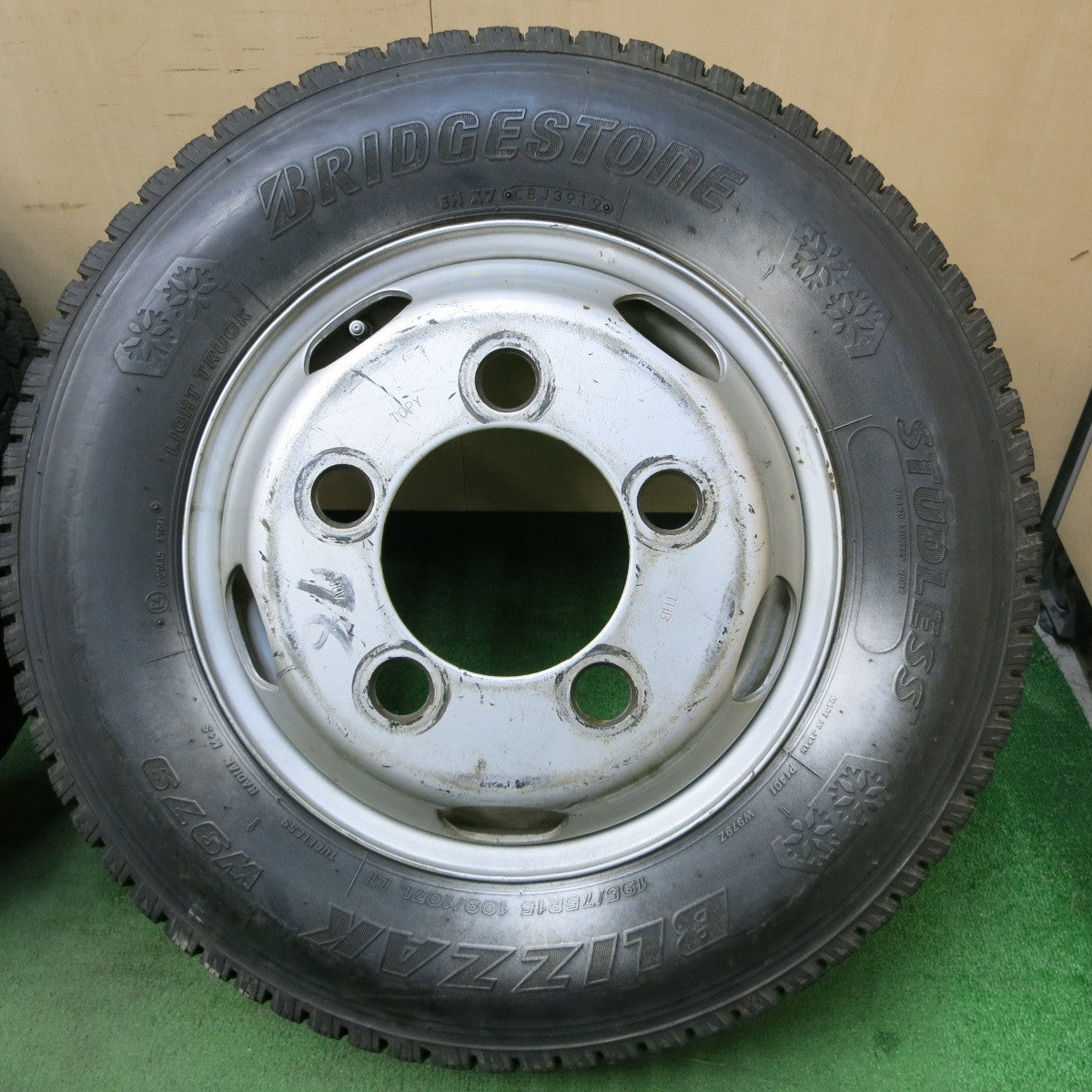 [送料無料] バリ溝！8.5分！6本★トラック タイヤ 195/75R15 109/107L スタッドレス ブリヂストン ブリザック W979 TOPY スチール 15インチ PCD203.2/5H★5031501ナス