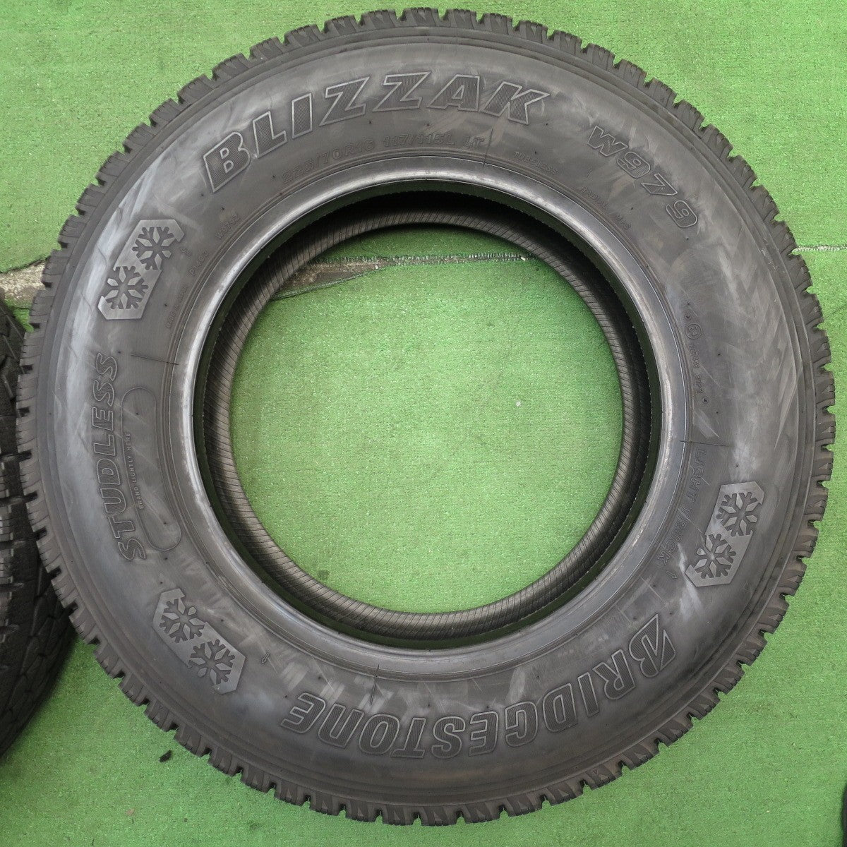 バリ溝！22年！9.5分★トラック タイヤ 225/70R16 117/115L スタッドレス ブリヂストン ブリザック W979 16インチ エルフ キャンター 等★5061802NJスタ