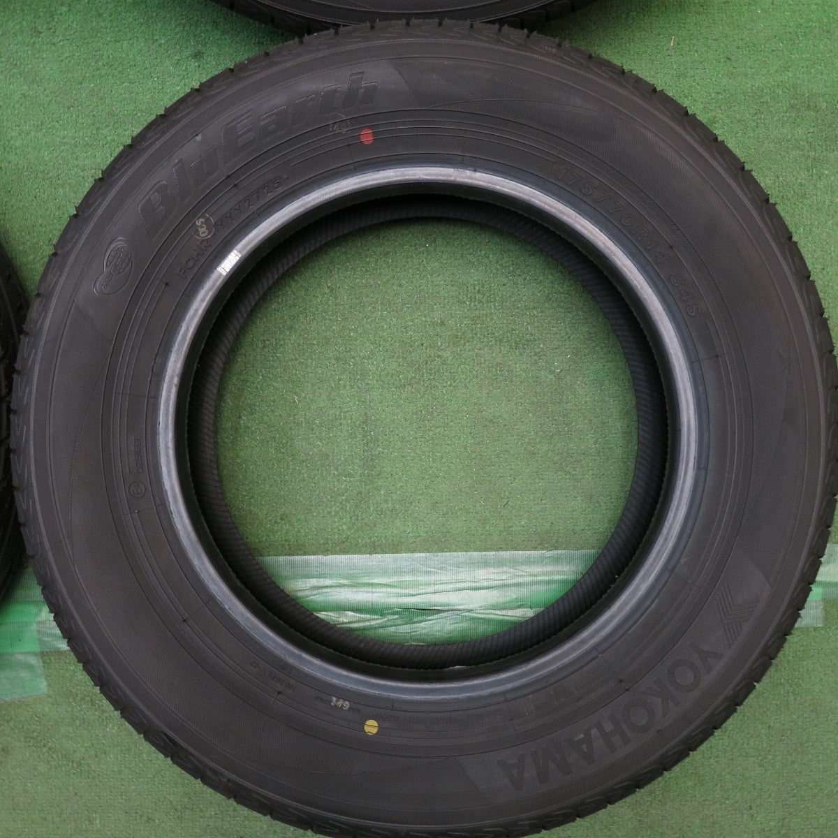 バリ溝！25年！ほぼ10分◎175/70R14 ヨコハマ ブルーアース AE01F タイヤ 14インチ アクア カローラ シエンタ ヤリス ヴィッツ フィット シャトル 等◎6092307KKノタ
