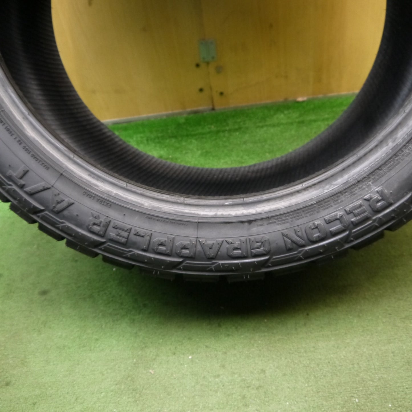 未使用！24年！1本★305/40R22 ニットー RECON GRAPPLER A/T タイヤ 22インチ ランクル 100 200 等★5081806Hノタ