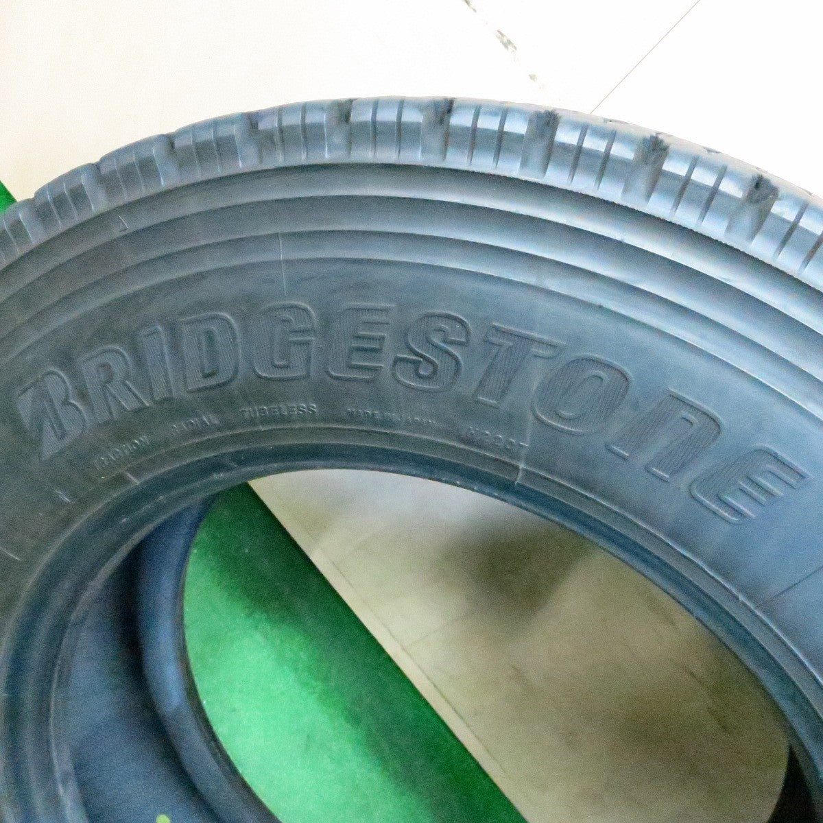 *送料無料* バリ溝！23年！9.5分以上★トラック タイヤ 245/70R19.5 136/134J スタッドレス ブリヂストン W999 19.5インチ★4050410ナス