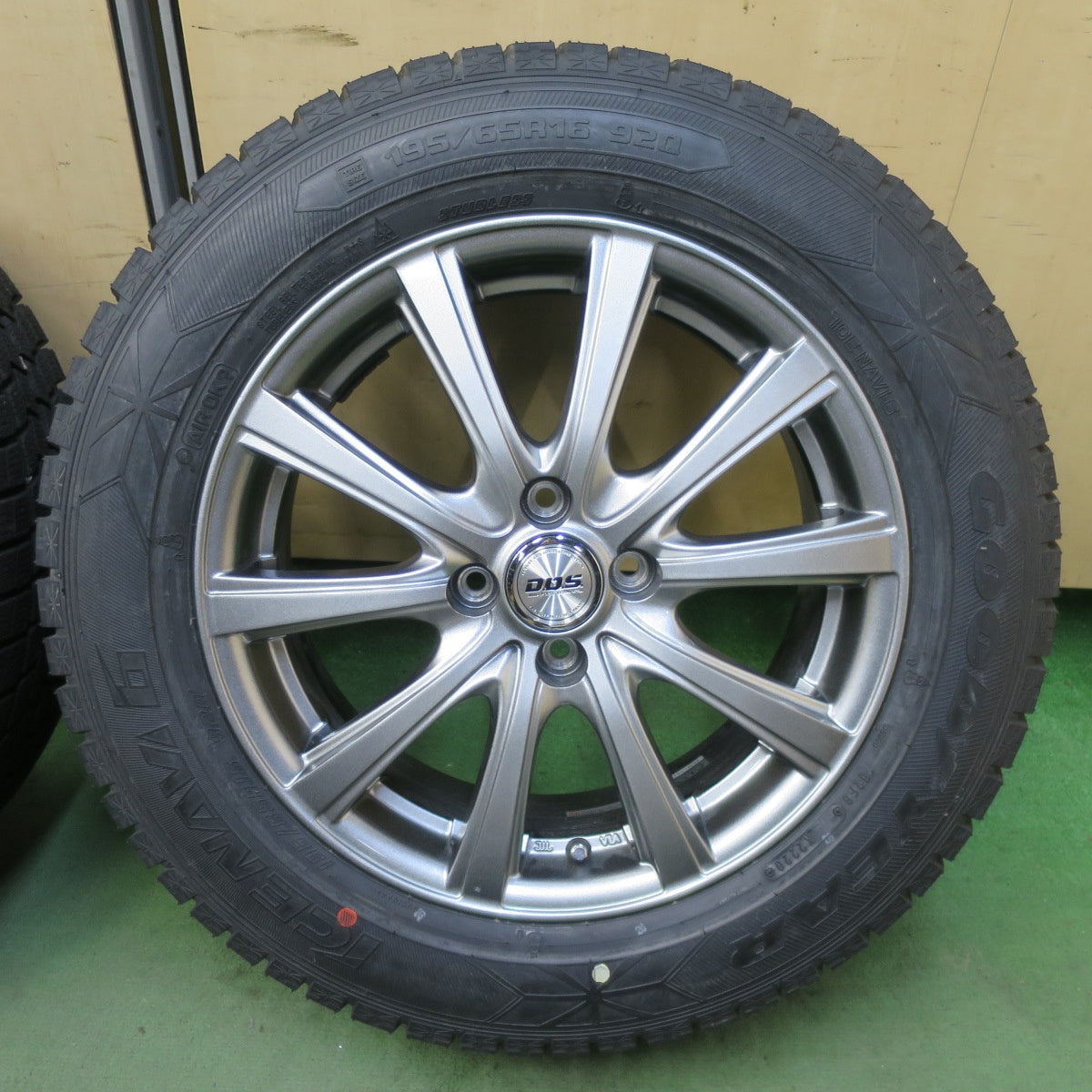 バリ溝！キレイ！ほぼ10分◎スタッドレス 195/65R16 グッドイヤー アイスナビ6 D.O.S. DOS 社外 アルミ 16インチ PCD100/4H◎6100702HNス
