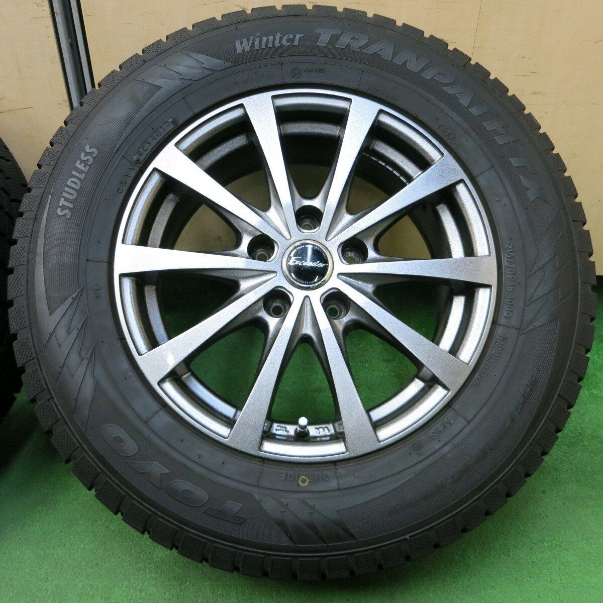 バリ溝！綺麗！9.5分★スタッドレス 215/70R16 トーヨー ウインタートランパス TX Exceeder PCD114.3/5H★4051706イス