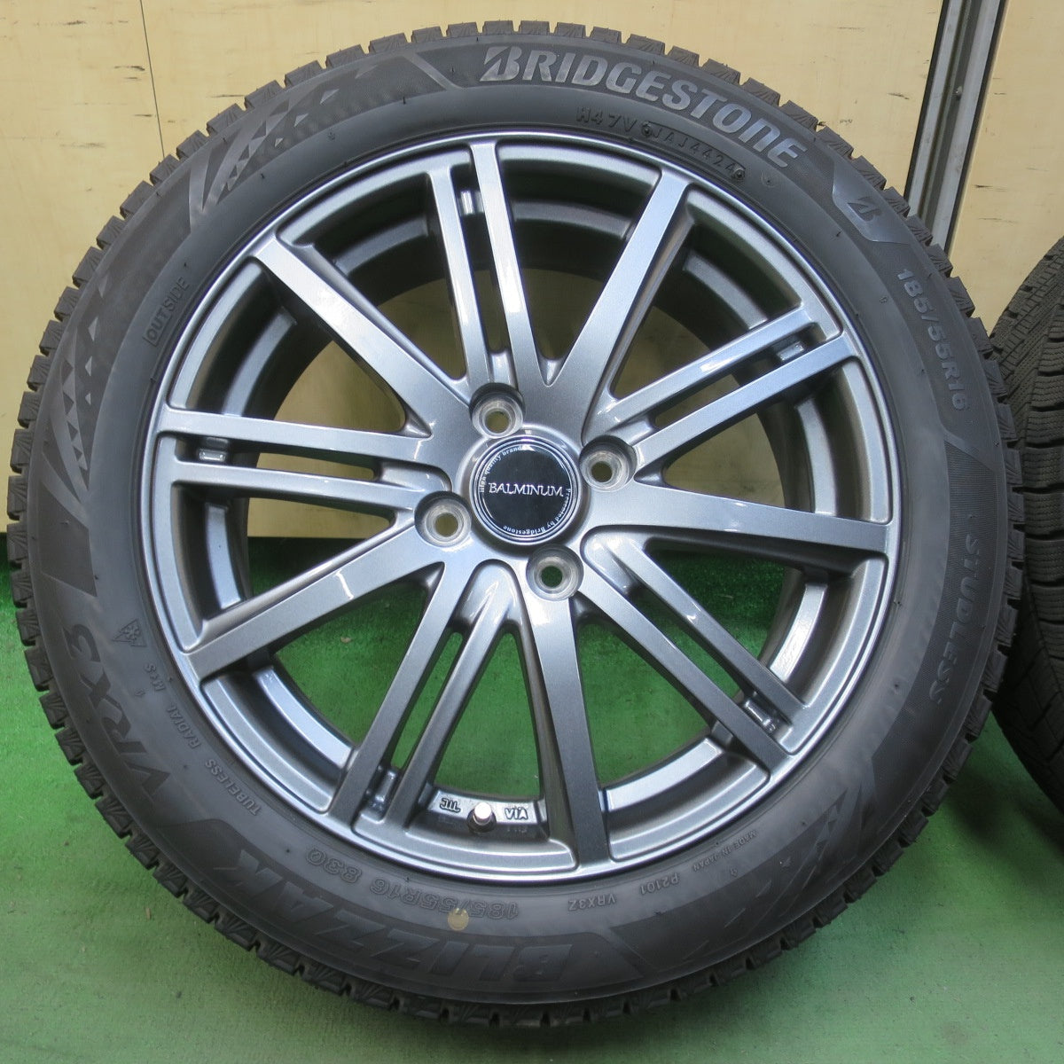バリ溝！24年！キレイ！ほぼ10分★スタッドレス 185/55R16 ブリヂストン ブリザック VRX3 BALMINUM BR10 バルミナ 16インチ PCD100/4H★6031605イス