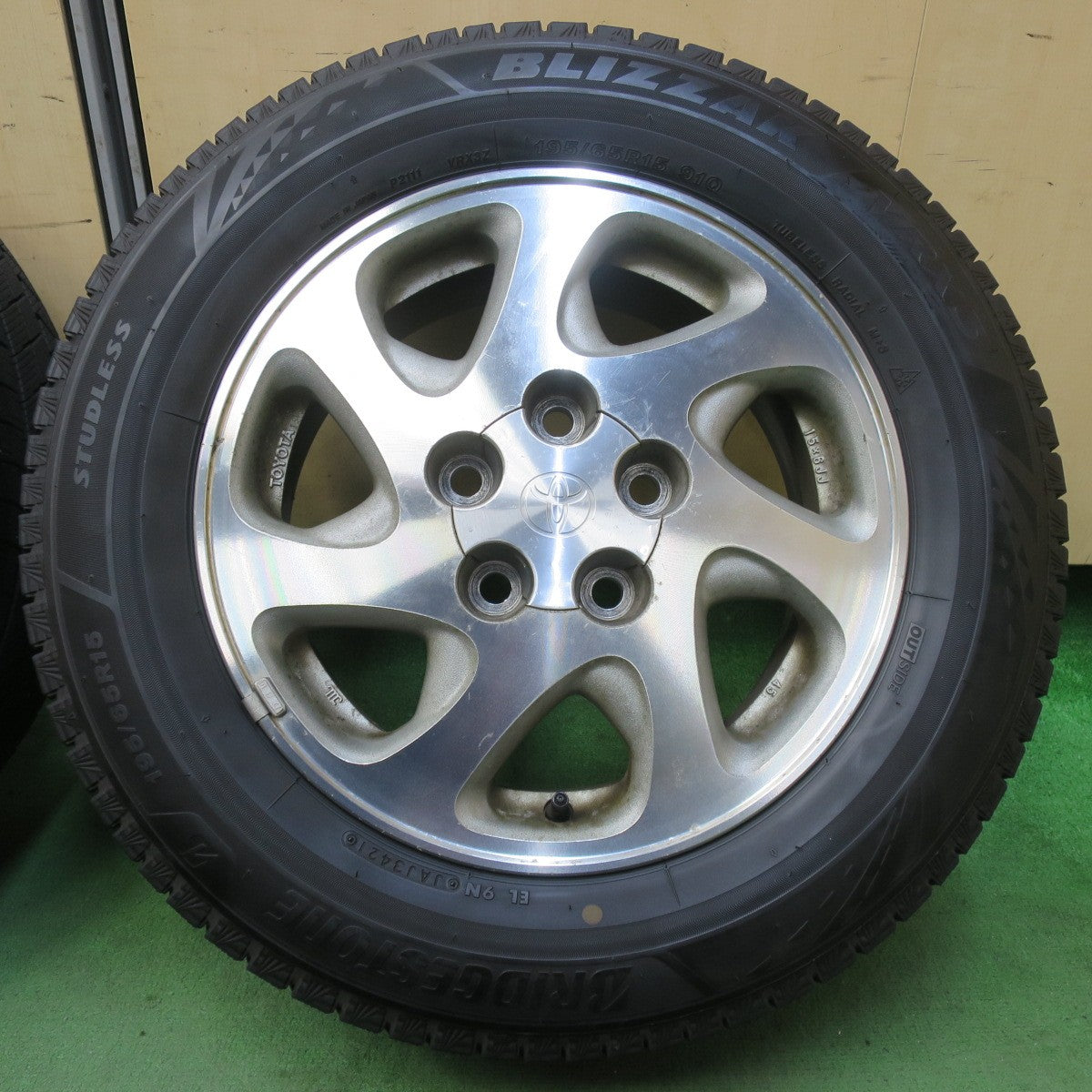 バリ溝！21年！9.5分★トヨタ カムリ グラシア 純正 195/65R15 スタッドレス ブリヂストン ブリザック VRX3 15インチ PCD114.3/5H★5103108イス