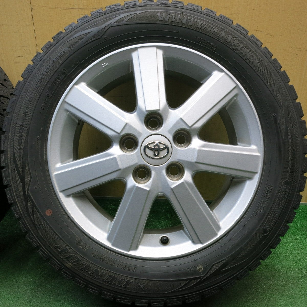 バリ溝！9分★トヨタ 70系 ノア ヴォクシー 純正 205/60R16 スタッドレス ダンロップ ウインターマックス WM01 16インチ PCD114.3/5H★6022306HAス