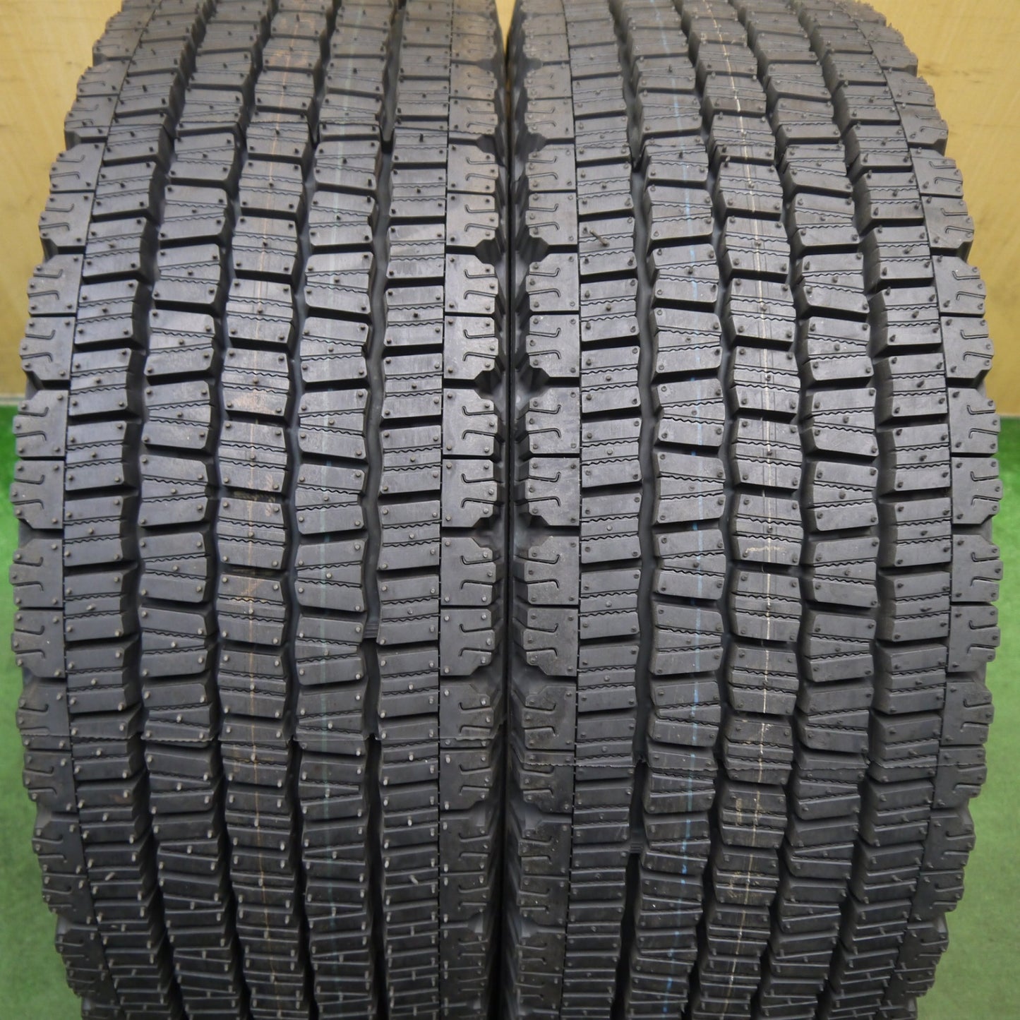 未使用！25年！2本★トラック タイヤ 245/70R19.5 136/134J スタッドレス ダンロップ デクテス SP081 DECTES 19.5インチ★6070109KKスタ