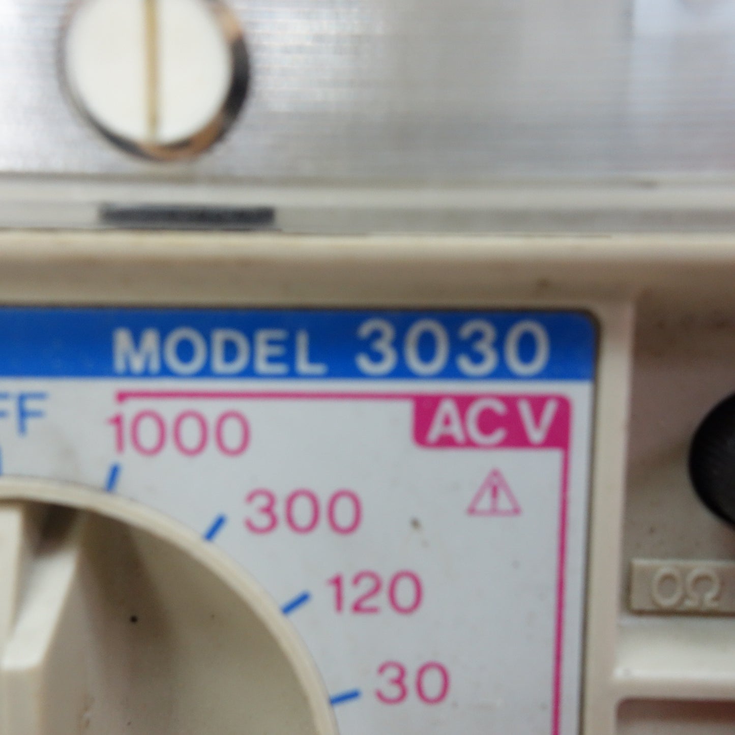 [送料無料] 2点まとめ売り☆HIOKI メグオーム アナログ テスター MΩ Hi TESTER 3117 電気 計測器 ハイ テスター 3030 ケース付き 日置☆