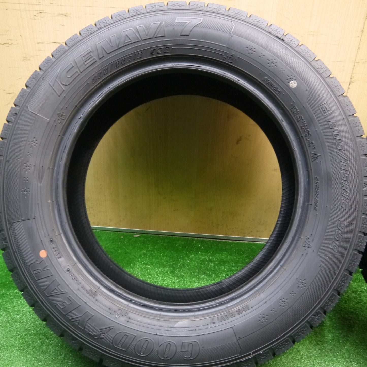 バリ溝！22年！9.5分以上★スタッドレス 205/65R16 グッドイヤー アイスナビ7 タイヤ 16インチ ヤリスクロス ヴェゼル ノア ヴォクシー 等★5120102Hスタ