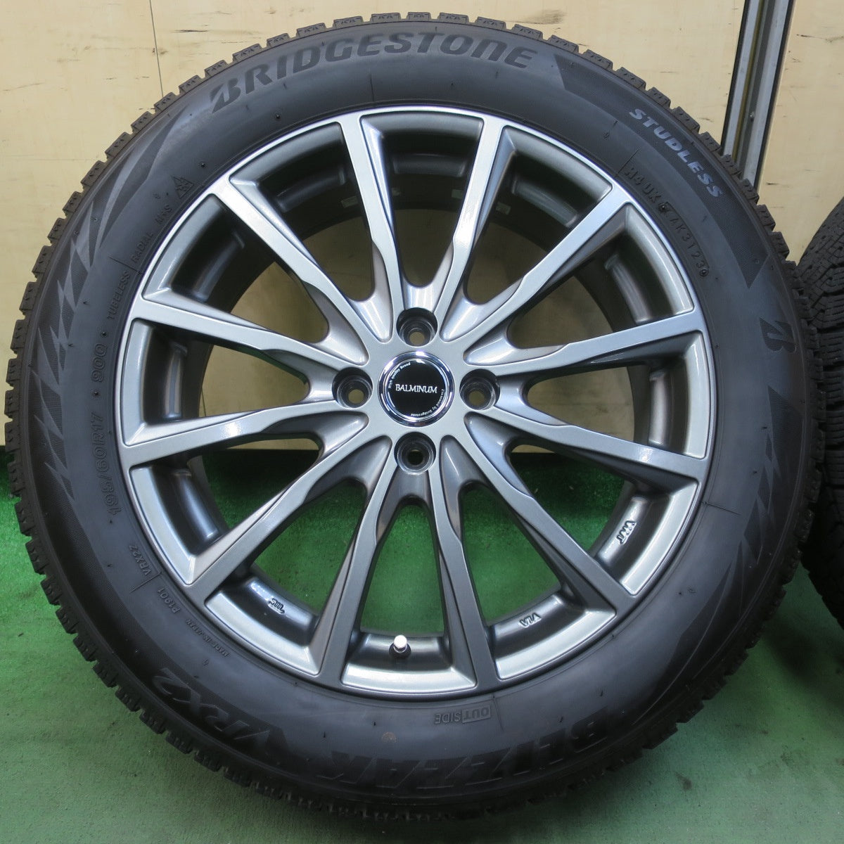 バリ溝！23年！キレイ！8.5分◎スタッドレス 195/60R17 ブリヂストン ブリザック VRX2 BALMINUM AR12 バルミナ 17インチ PCD100/4H◎6080604イス