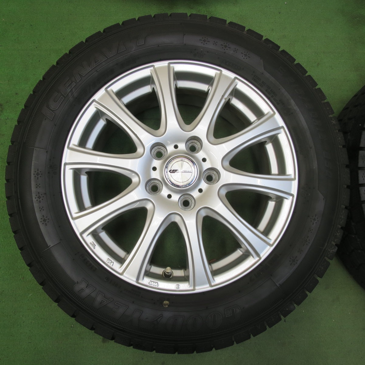 バリ溝！22年！9.5分★スタッドレス 215/60R16 グッドイヤー アイスナビ7 LAUFBAHNⅡ ラウフバーン2 16インチ PCD114.3/5H★5100602イス