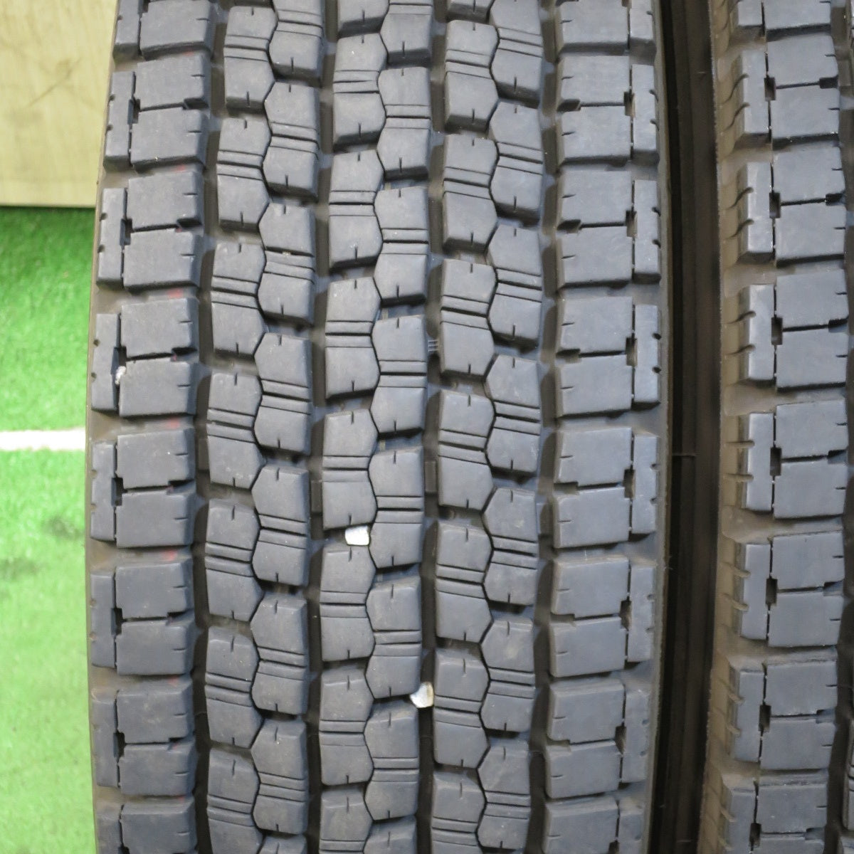 *送料無料* バリ溝！23年！9.5分★トラック タイヤ 225/80R17.5 123/122L スタッドレス ブリヂストン W999 17.5インチ★4032601クスタ