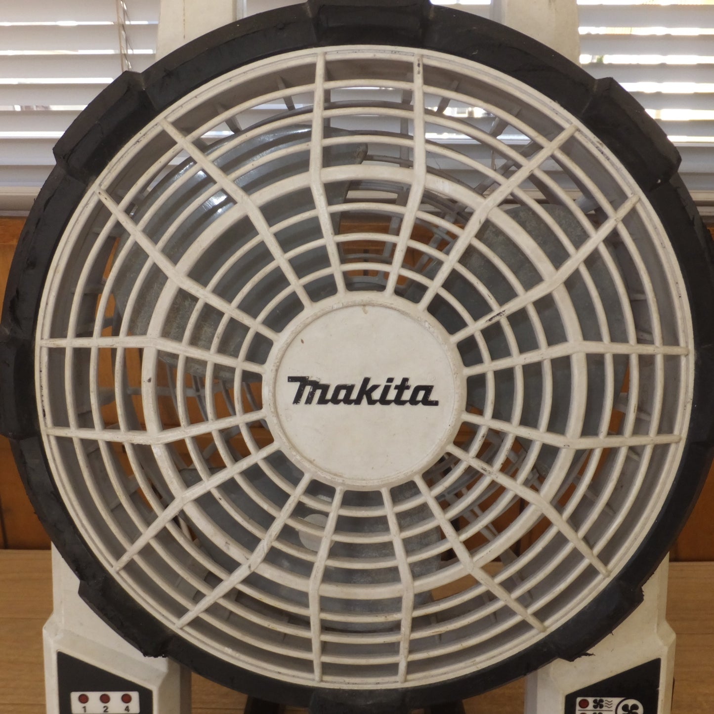 [送料無料] ★マキタ makita 充電式ファン CF201D 14.4/18V　本体のみ★