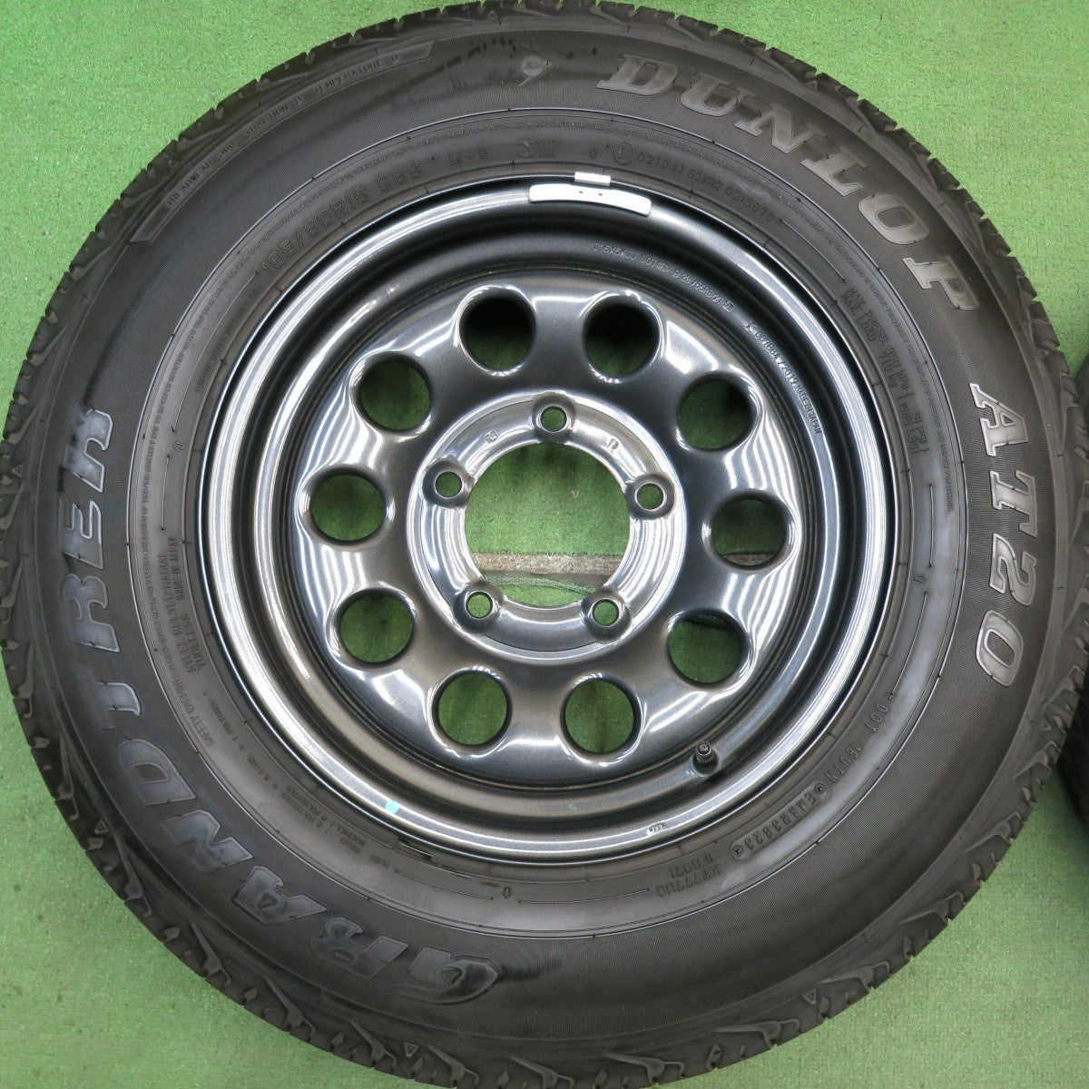 バリ溝！23年！キレイ！8.5分◎スズキ ジムニー シエラ 純正 スチール 195/80R15 ダンロップ AT20 グラントレック 15インチ PCD139.7/5H◎6081414HAノ