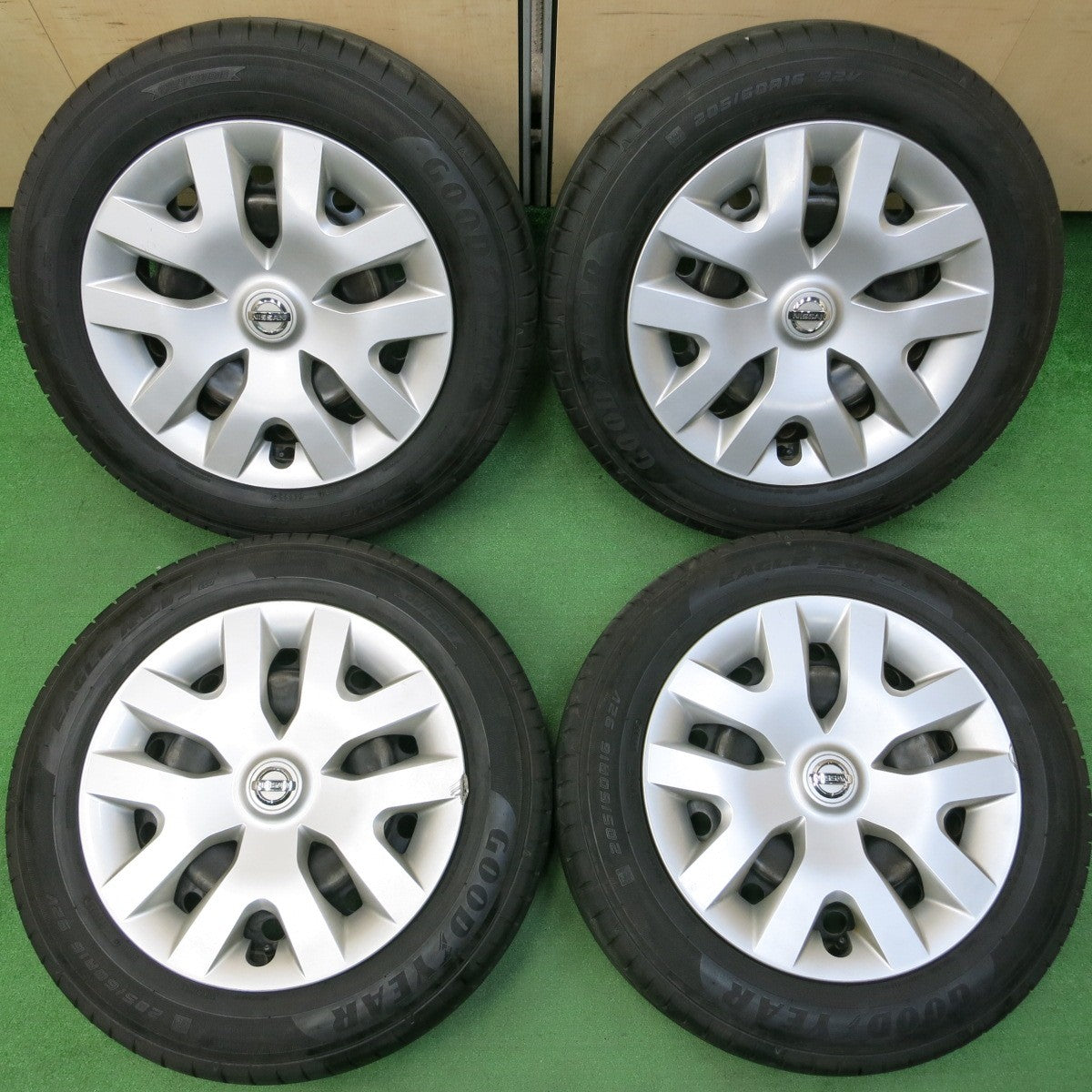 *送料無料* バリ溝！22年！綺麗！9.5分★日産 ジューク 純正 スチール 205/60R16 グッドイヤー イーグル RVF ECO 16インチ PCD114.3/5H★4041305イノ