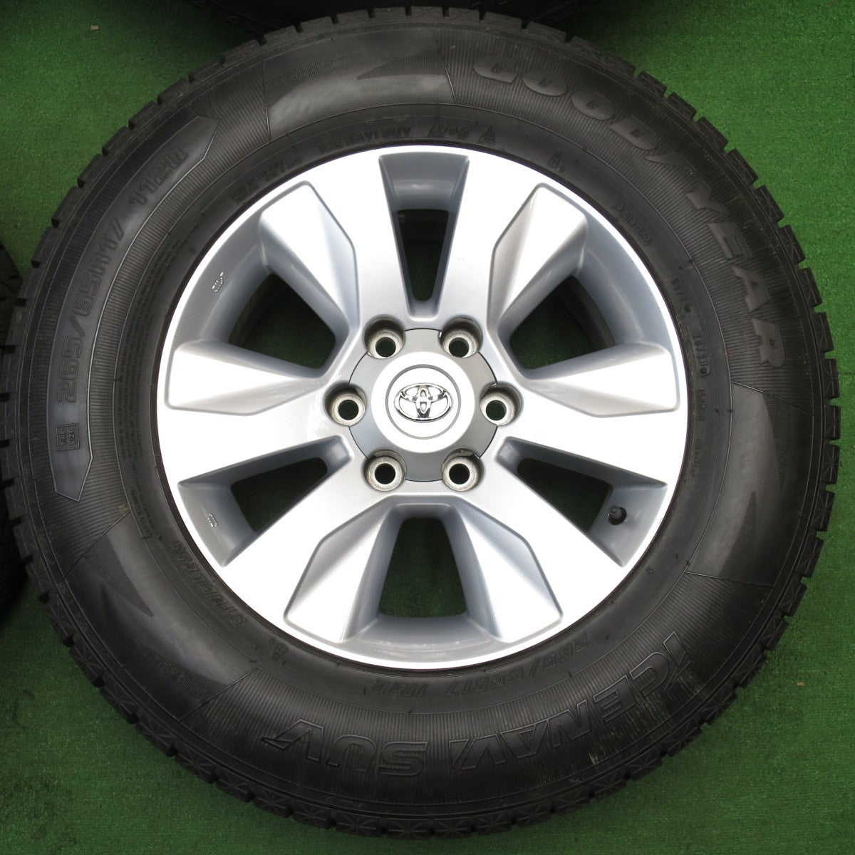 バリ溝！9分★トヨタ GUN125 ハイラックス 純正 265/65R17 スタッドレス グッドイヤー アイスナビ SUV 17インチ PCD139.7/6H★5041803KKス