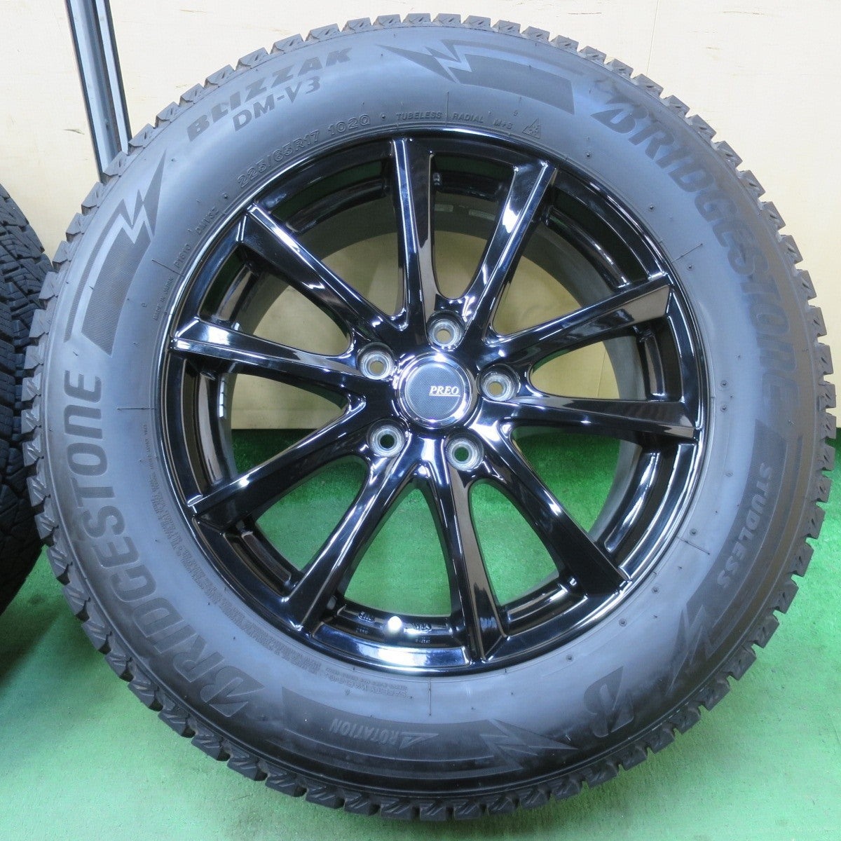 バリ溝！23年！キレイ！9.5分★スタッドレス 225/65R17 ブリヂストン ブリザック DM-V3 PREO プレオ 17インチ PCD114.3/5H★5032102イス