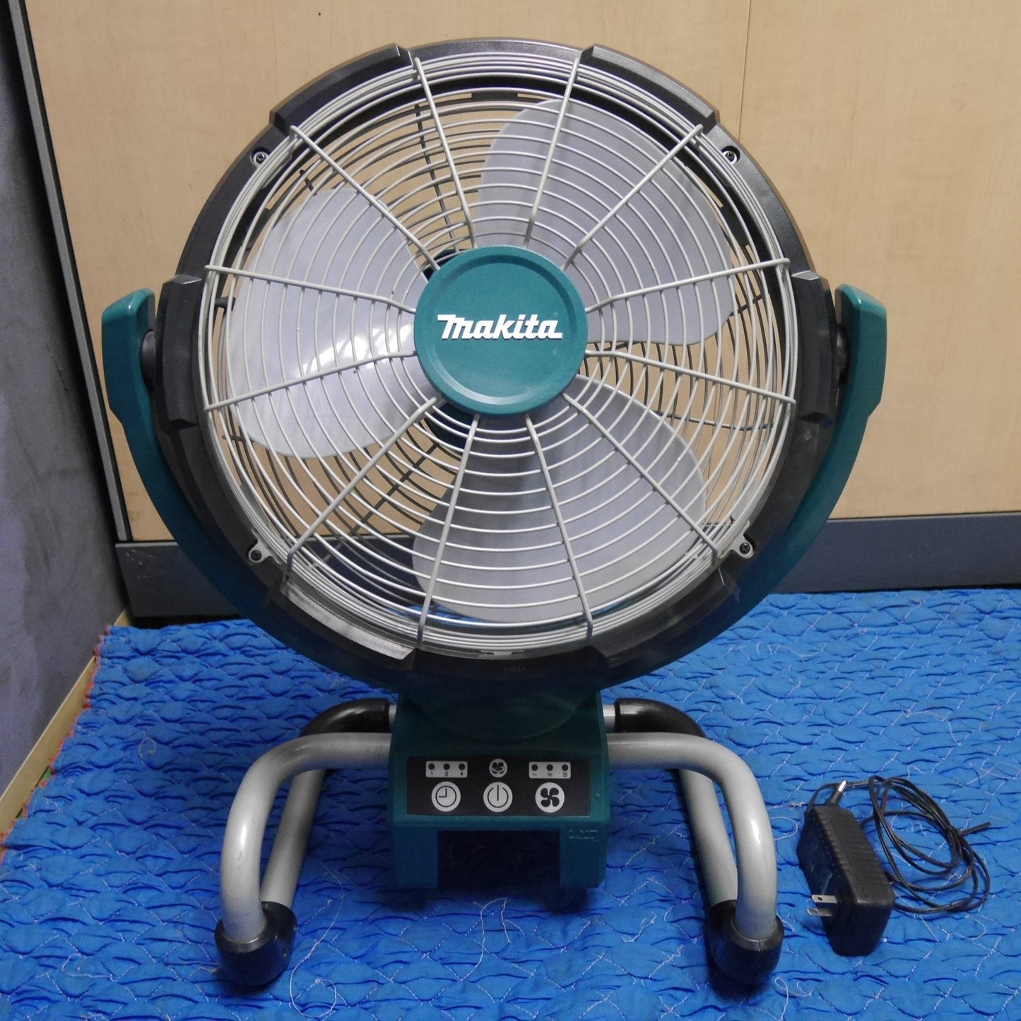 [送料無料] ☆マキタ 充電式 産業扇 CF300D 羽根径 330mm 扇風機 現場 作業 用 makita 本体のみ☆