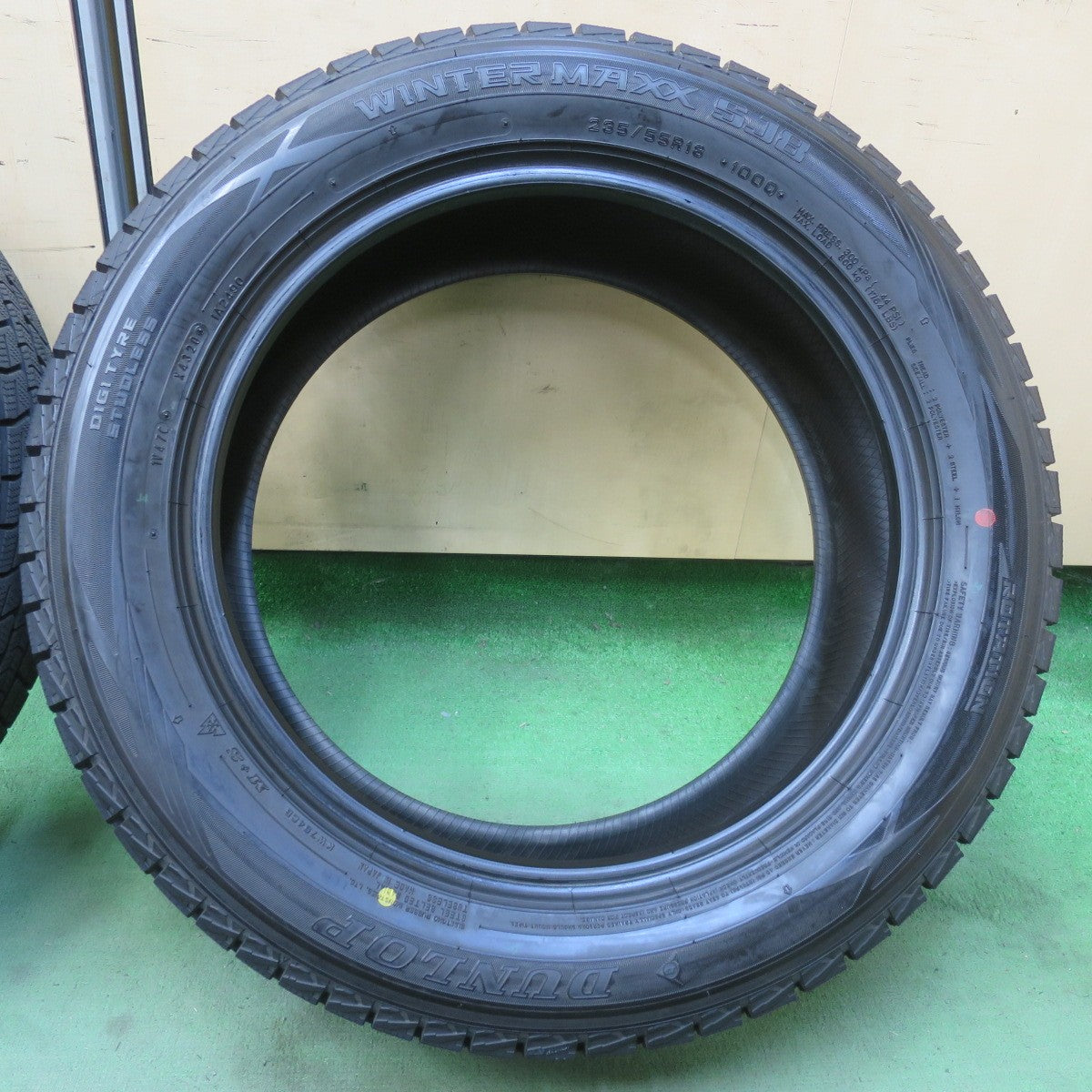 ほぼ未使用★スタッドレス 235/55R18 ダンロップ ウインターマックス SJ8 タイヤ 18インチ ハリアー RAV4 レクサス NX ムラーノ 等★6032402イスタ