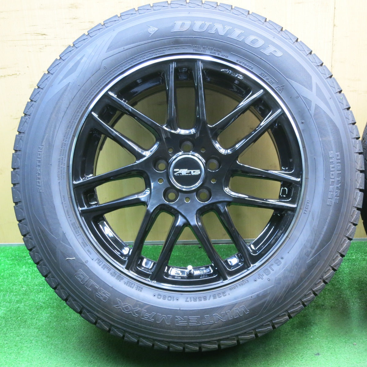 バリ溝！22年！キレイ！9.5分以上★アウディ 等 EURO AFG 235/65R17 スタッドレス ダンロップ ウインターマックス SJ8 SJ8+ 17インチ PCD112/5H★5051204NJス
