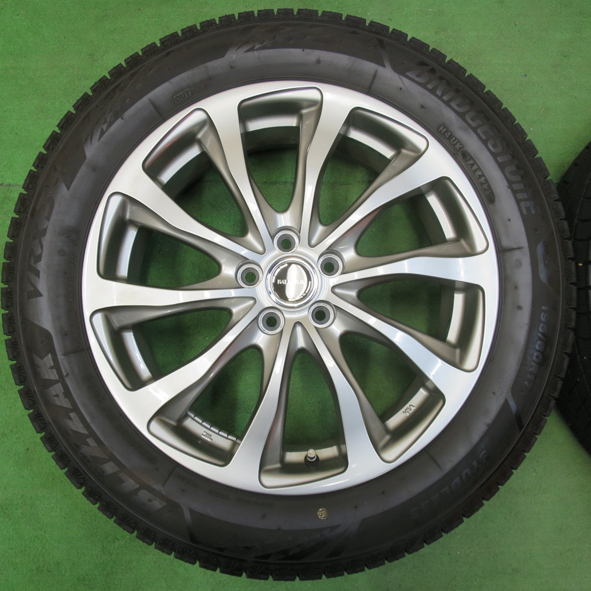 [送料無料] バリ溝！22年！キレイ！9.5分★ライズ ロッキー 等 195/60R17 スタッドレス ブリヂストン ブリザック VRX3 BALMINUM バルミナ 17インチ PCD100/5H★5010710イス