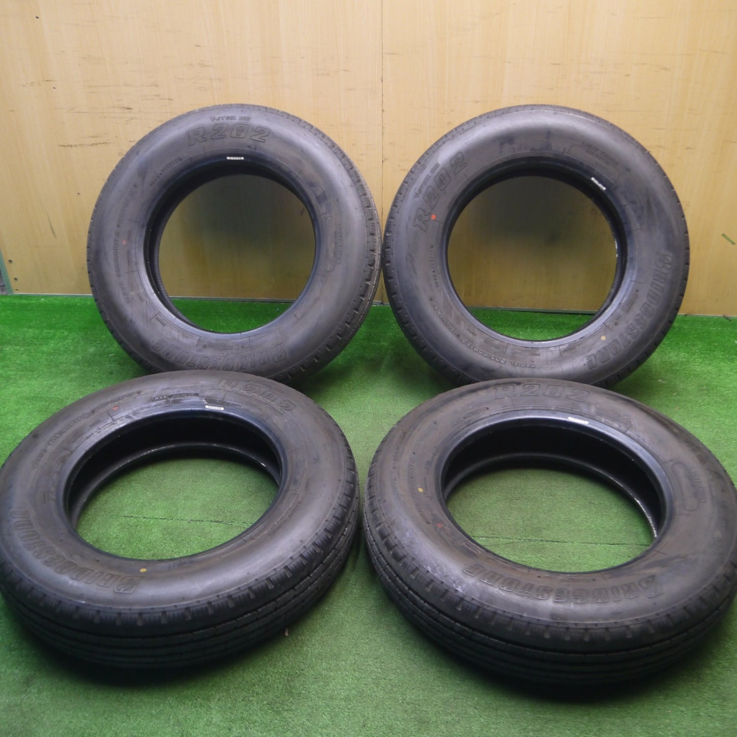 [送料無料] バリ溝！24年！9.5分★トラック タイヤ 205/80R17.5 120/118N ブリヂストン R202 17.5インチ★5013103Hノタ
