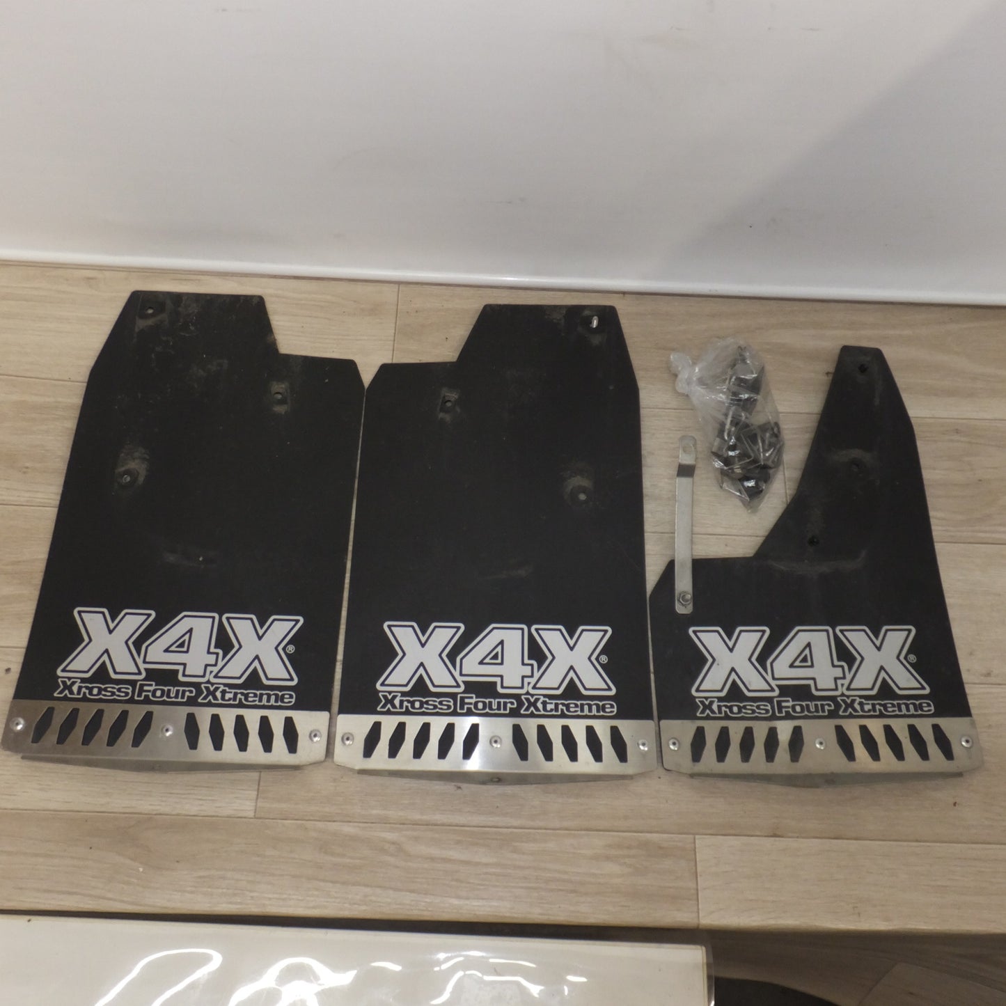 [送料無料] ★オートフラッグス X4X マッドフラップ 3枚　三菱 デリカ D:5 CV1W★